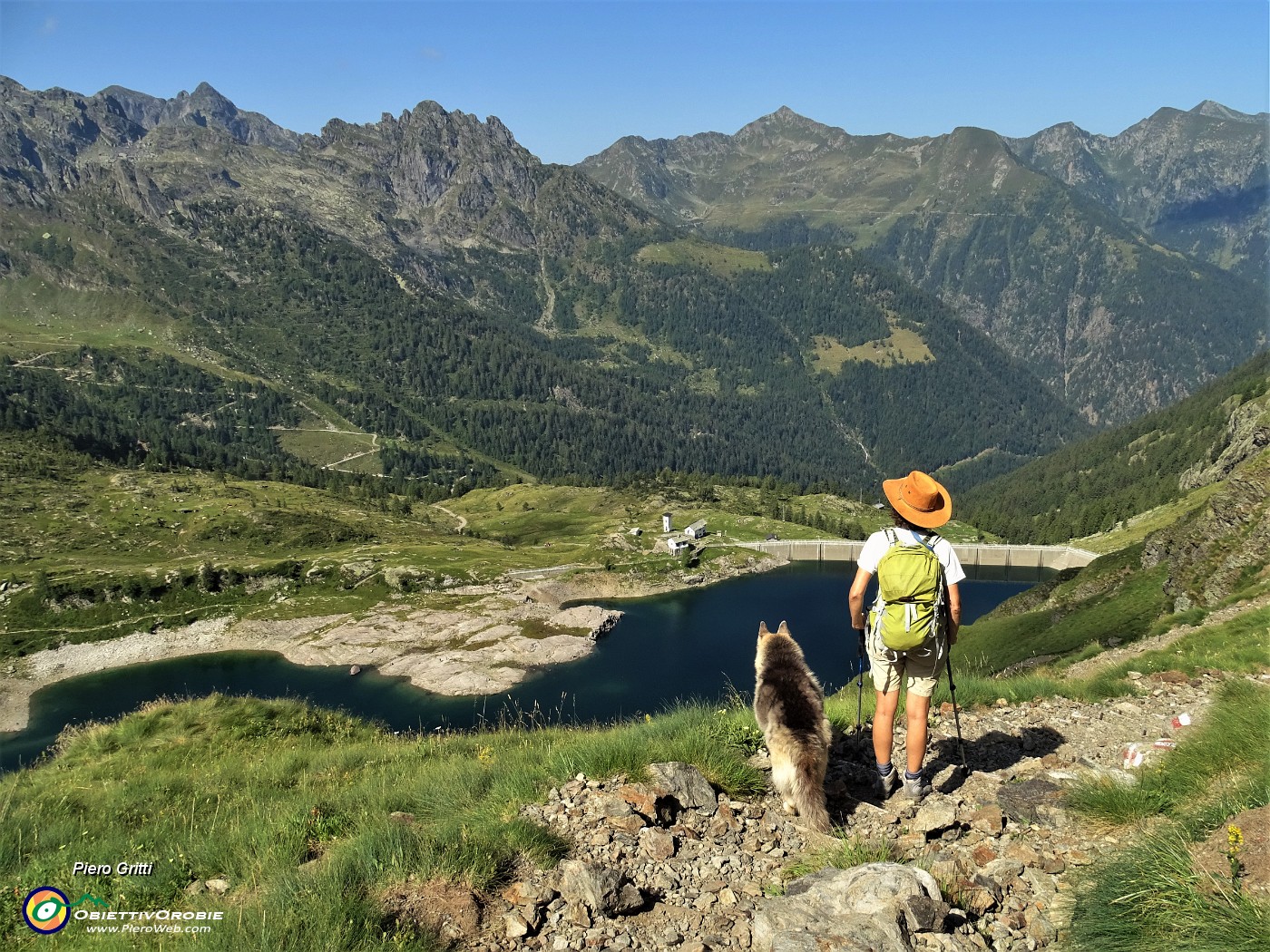 39 Dal Passo del Forcellino (2050 m) bella vista sul Lago di Pescegallo (1862 m).JPG